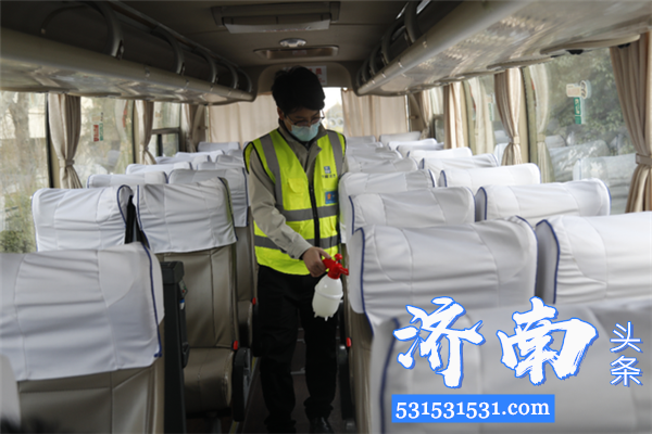 中建八局一公司首批6辆农民工返济复工专车发车