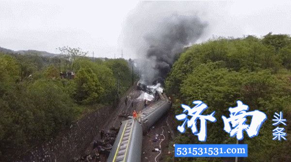 济南发往广州T179次列车在湖南境内发生侧翻,3-4节车厢脱轨,机头着火