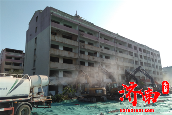 济南天桥区政府组织相关职能部门对北湖片区27户滞留户实施依法强制搬迁