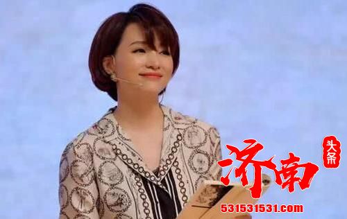 董卿罕现身厦门录制节目 气质脱俗知性优雅 董卿罕现身厦门录制节目 气质脱俗知性优雅