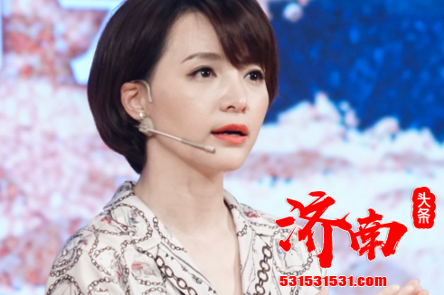 董卿罕现身厦门录制节目 气质脱俗知性优雅 董卿罕现身厦门录制节目 气质脱俗知性优雅