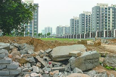 河北“明星”芯片厂夭折 除了一栋还未完工的办公楼就是空荡荡的荒地 河北“明星”芯片厂夭折 除了一栋还未完工的办公楼就是空荡荡的荒地