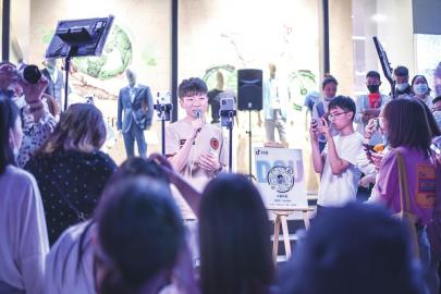 济南首批62位艺人拿到“济南街头艺术表演证” 实现“持证上岗” 城市治理更有温度 济南首批62位艺人拿到“济南街头艺术表演证” 实现“持证上岗” 城市治理更有温度