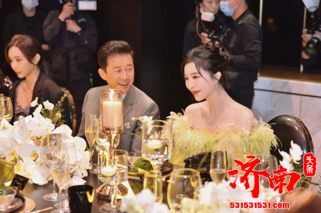 范冰冰出席活动艳光四射 身边总裁看到入迷忍不住笑着搭讪 范冰冰出席活动艳光四射 身边总裁看到入迷忍不住笑着搭讪