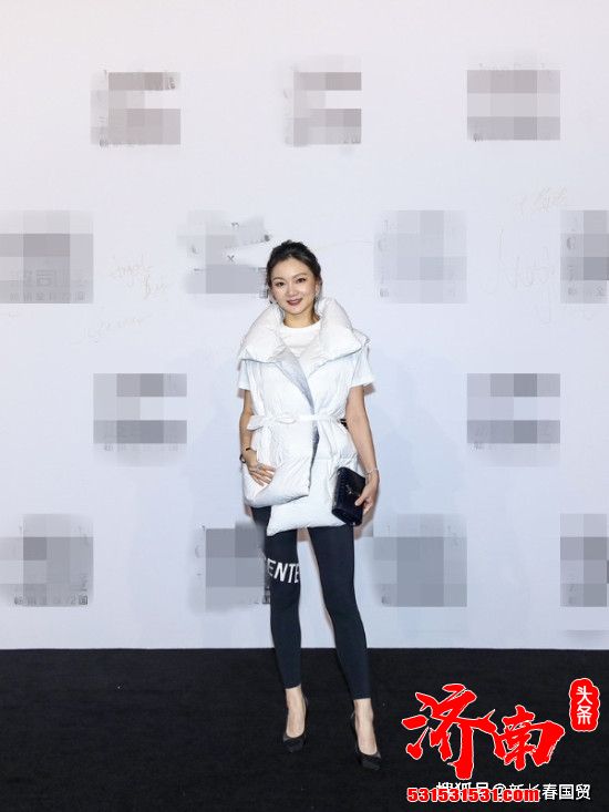 70岁张艺谋的39岁娇妻近照曝光 淡妆出席活动容颜姣美身材好 70岁张艺谋的39岁娇妻近照曝光 淡妆出席活动容颜姣美身材好