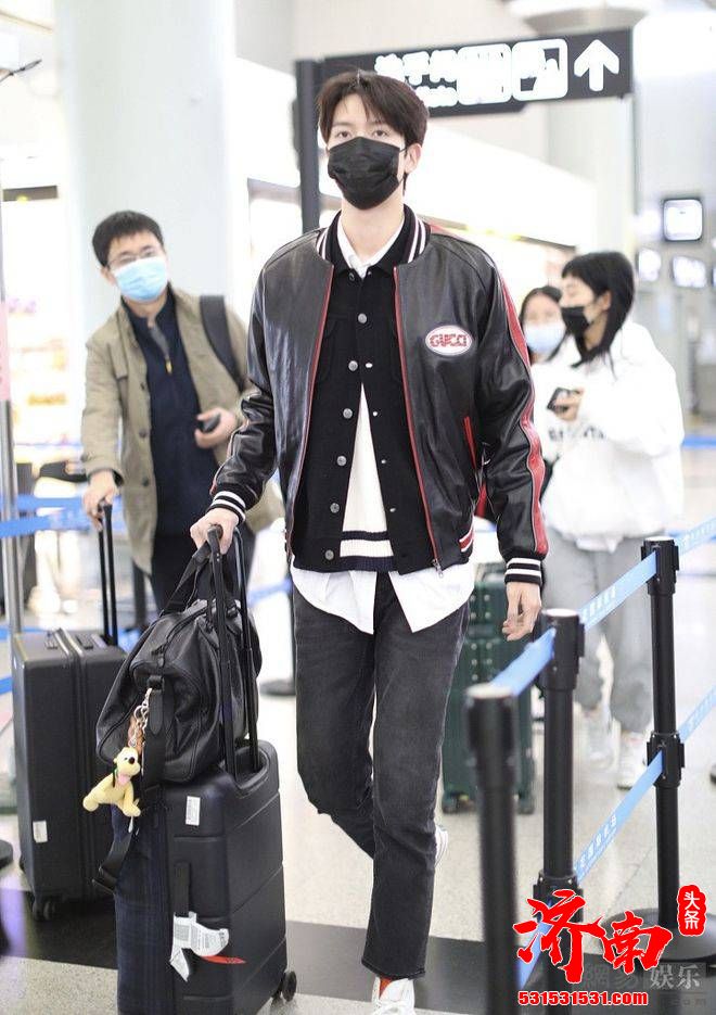 陈宥维在收下花之后不仅没有将花带走,反而转身扔进了垃圾桶 陈宥维在收下花之后不仅没有将花带走,反而转身扔进了垃圾桶