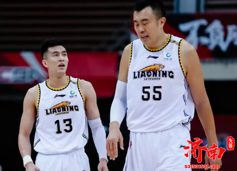 郭艾伦33分钟拿下33分战绩 但是不慎在场上受伤 经队医诊断之后 确定没什么大问题 郭艾伦33分钟拿下33分战绩 但是不慎在场上受伤 经队医诊断之后 确定没什么大问题