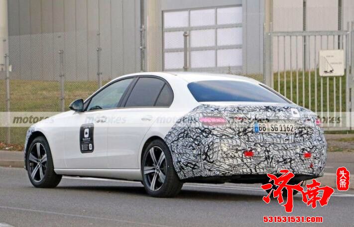 全新奔驰C级谍照曝光 瀑式格栅设计 S级内饰风格 明年上市 全新奔驰C级谍照曝光 瀑式格栅设计 S级内饰风格 明年上市