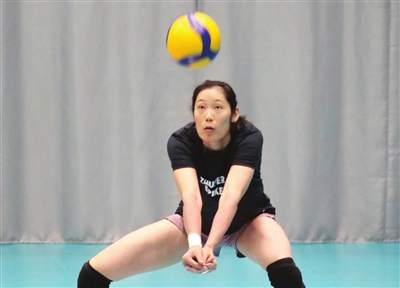 女排在技术训练继续强化一传 准备好第三阶的比赛 女排在技术训练继续强化一传 准备好第三阶的比赛