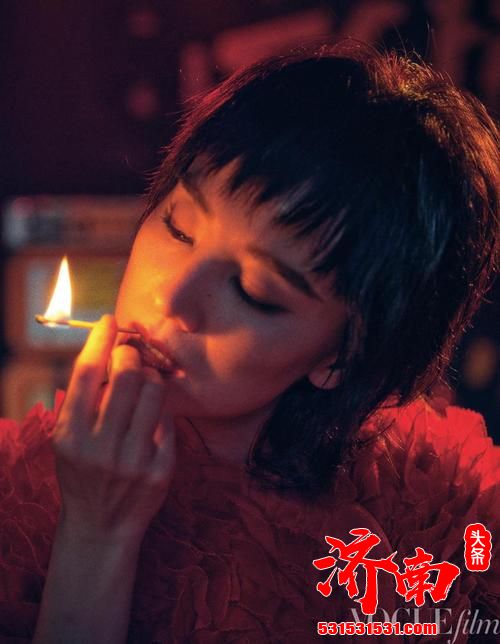 宋佳曝光最新复古大片,帅气的短发搭配抢眼的红色皮靴 宋佳曝光最新复古大片,帅气的短发搭配抢眼的红色皮靴