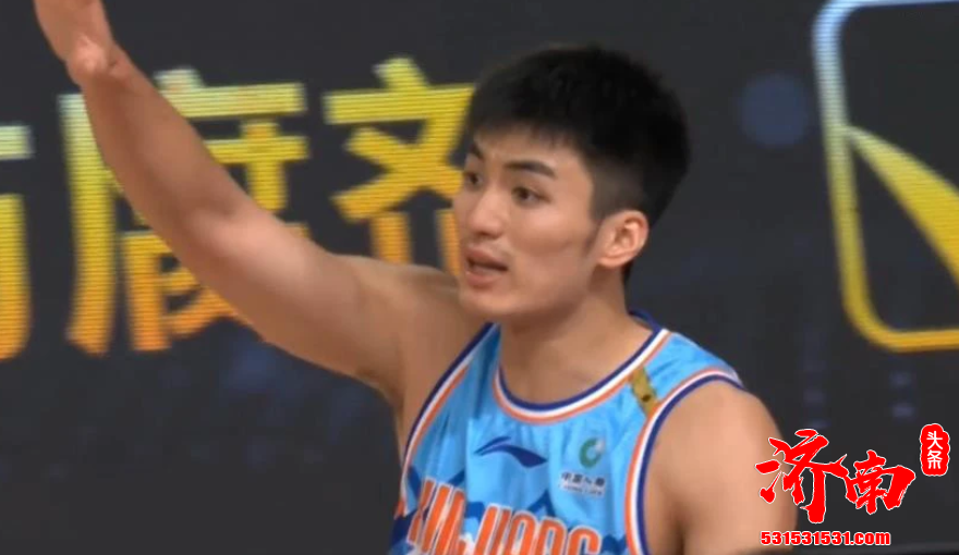 于德豪扬手冲着裁判大喊 他的目的很明确 就是为了保护本方外援 于德豪扬手冲着裁判大喊 他的目的很明确 就是为了保护本方外援