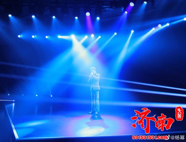 杨幂客串内场站姐帮华晨宇录制表演饭拍 杨幂客串内场站姐帮华晨宇录制表演饭拍