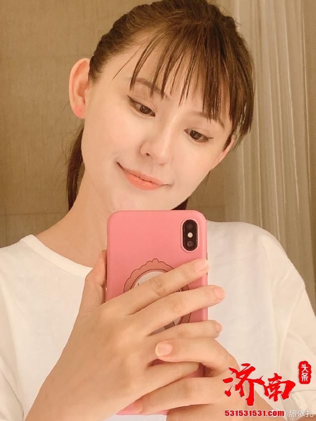 女儿早起玩超龄玩具 新手妈妈热依扎甜蜜抱怨 女儿早起玩超龄玩具 新手妈妈热依扎甜蜜抱怨