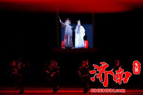 《新亭泪》的现场,满坑满谷的观众席里竟然有三分之一都是年轻面孔 《新亭泪》的现场,满坑满谷的观众席里竟然有三分之一都是年轻面孔