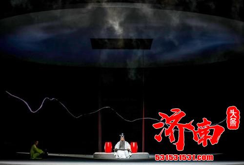 《新亭泪》的现场,满坑满谷的观众席里竟然有三分之一都是年轻面孔 《新亭泪》的现场,满坑满谷的观众席里竟然有三分之一都是年轻面孔