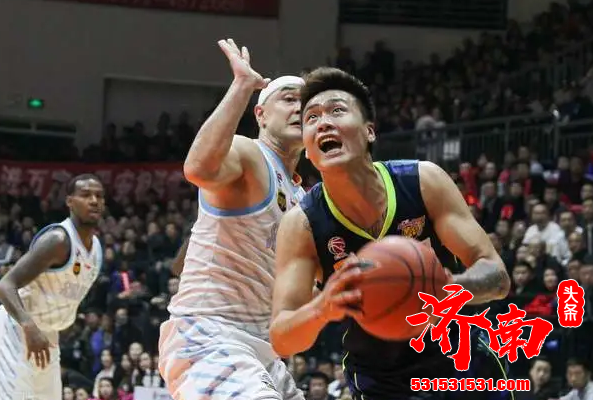 赵睿的身体素质以及他的处理球能力和带队能力都有一种球队领袖的气质 赵睿的身体素质以及他的处理球能力和带队能力都有一种球队领袖的气质