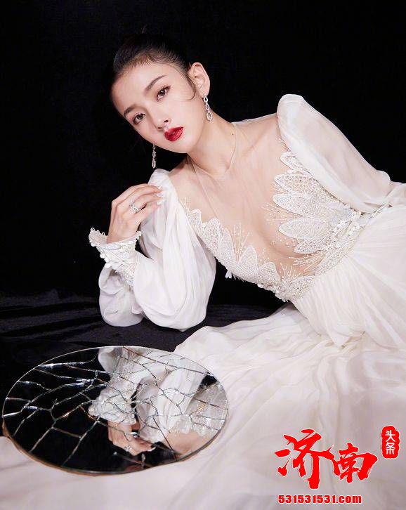 宋祖儿的手不小心被门夹到了,痛到无法拍戏 宋祖儿的手不小心被门夹到了,痛到无法拍戏