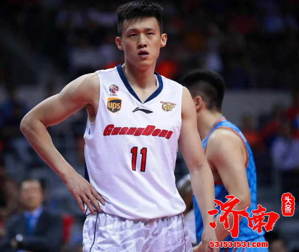 由于易建联缺席 广东队的内线成了大难题 这一重任甚至落到了队长周鹏的身上 由于易建联缺席 广东队的内线成了大难题 这一重任甚至落到了队长周鹏的身上