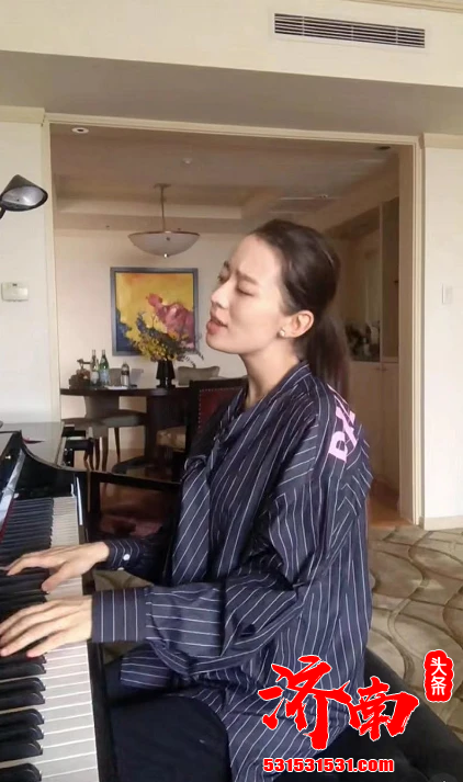 怀孕8个月的吉娜晒出一段视频,并附文送上圣诞节祝福 怀孕8个月的吉娜晒出一段视频,并附文送上圣诞节祝福