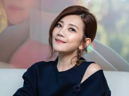 梁静茹演唱会上唱 分手快乐可惜不是你情绪崩溃蹲地暴哭 梁静茹演唱会上唱 分手快乐可惜不是你情绪崩溃蹲地暴哭