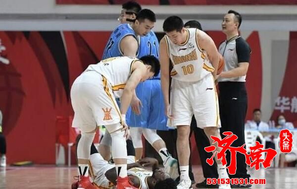 山西队的小外援富兰克林由于腰伤恢复并不理想,已离开赛区赴上海治疗 山西队的小外援富兰克林由于腰伤恢复并不理想,已离开赛区赴上海治疗