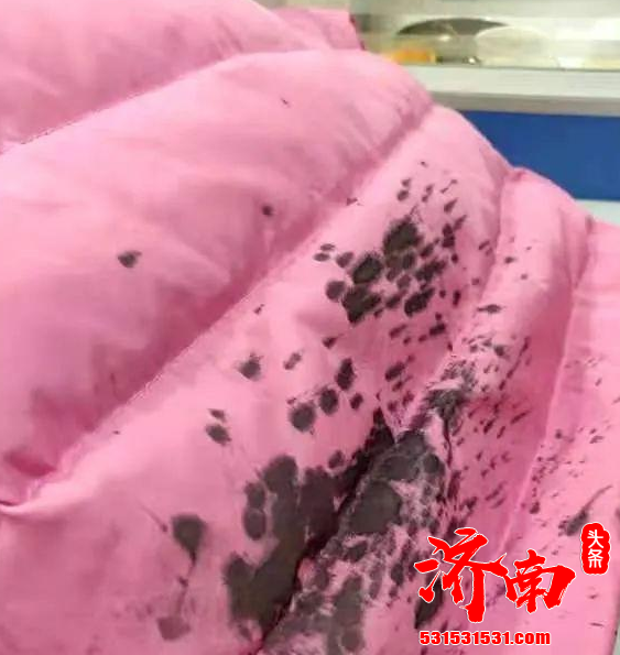 最近多名女性在网上爆料 自己穿的浅色衣服在西安街头 被一名男子喷洒墨水 最近多名女性在网上爆料 自己穿的浅色衣服在西安街头 被一名男子喷洒墨水