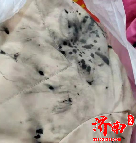 最近多名女性在网上爆料 自己穿的浅色衣服在西安街头 被一名男子喷洒墨水 最近多名女性在网上爆料 自己穿的浅色衣服在西安街头 被一名男子喷洒墨水