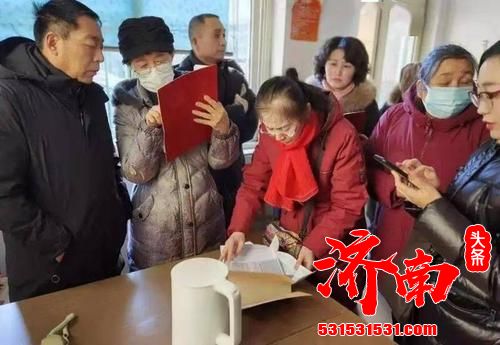 济南历城靶向发力解决“办证难” 1300户群众喜获“大红本” 济南历城靶向发力解决“办证难” 1300户群众喜获“大红本”