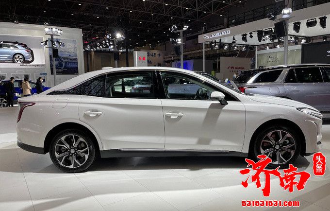 红旗全新纯电轿车E-QM5亮相 比特斯拉Model S还要大 红旗全新纯电轿车E-QM5亮相 比特斯拉Model S还要大