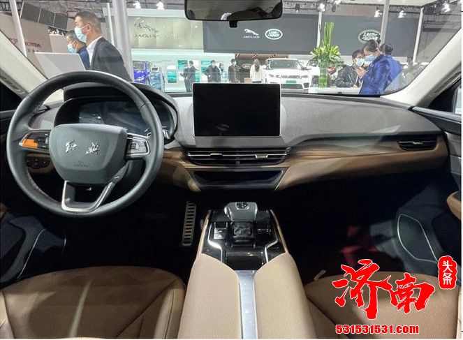 红旗全新纯电轿车E-QM5亮相 比特斯拉Model S还要大 红旗全新纯电轿车E-QM5亮相 比特斯拉Model S还要大