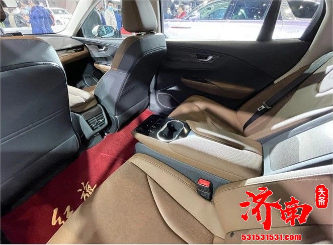 红旗全新纯电轿车E-QM5亮相 比特斯拉Model S还要大 红旗全新纯电轿车E-QM5亮相 比特斯拉Model S还要大