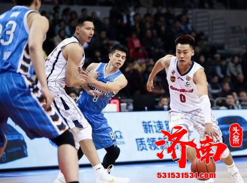 首钢今天的进攻非常糟糕,半场仅得到35分,落后了20分 首钢今天的进攻非常糟糕,半场仅得到35分,落后了20分