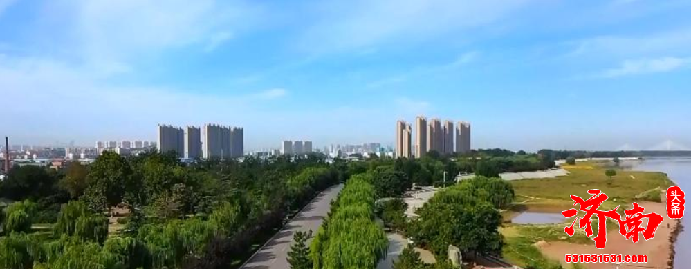 东风好借力 正是扬帆时 济南号这艘奋进的巨轮 向着崭新的时代征程 东风好借力 正是扬帆时 济南号这艘奋进的巨轮 向着崭新的时代征程