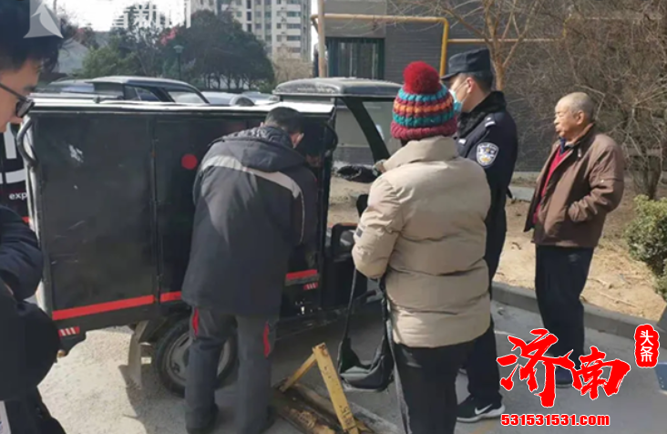 济南道德街派出所接到群众报警 怀疑有被拐卖儿童 接到报警后民警立即来到了现场 济南道德街派出所接到群众报警 怀疑有被拐卖儿童 接到报警后民警立即来到了现场