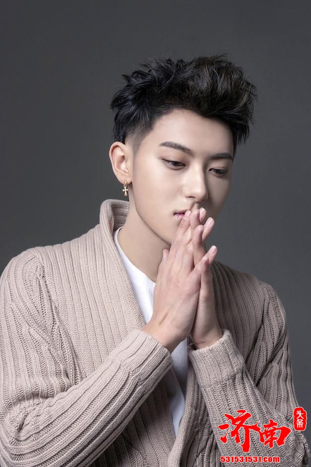 黄子韬晒暗黑系美甲 称现在比较看好手指的发展性 黄子韬晒暗黑系美甲 称现在比较看好手指的发展性