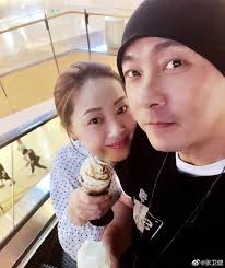 张卫健时隔531天见到老婆!幸福得像拥抱新疆棉花 张卫健时隔531天见到老婆!幸福得像拥抱新疆棉花