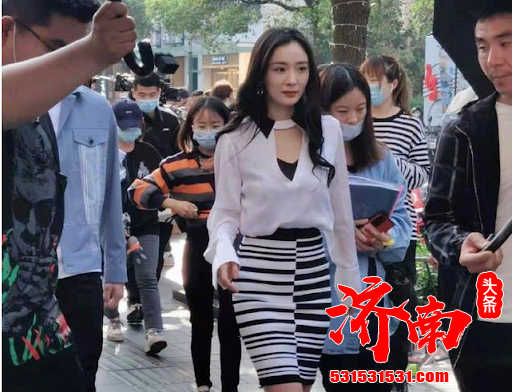 杨幂新剧《爱的二八定律》片场偶遇张小斐 杨幂新剧《爱的二八定律》片场偶遇张小斐