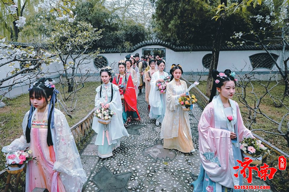 汉服小姐姐齐聚大明湖共庆花朝节 汉服小姐姐齐聚大明湖共庆花朝节