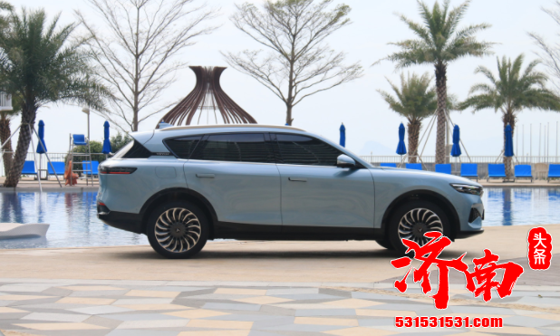 预售价31.36-33.36万元 岚图FREE正式开启预订
预售价31.36-33.36万元 岚图FREE正式开启预订