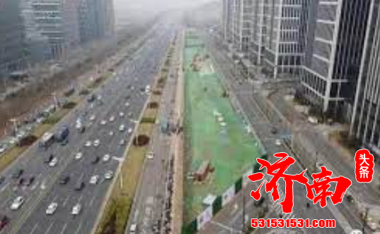 济南经十路舜耕路路口以东围挡施工 此处为地铁4号线重要站点,白天道路通行不受影响