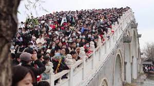 清明上河园石桥被堵塞,游客连转身都拟于很困难