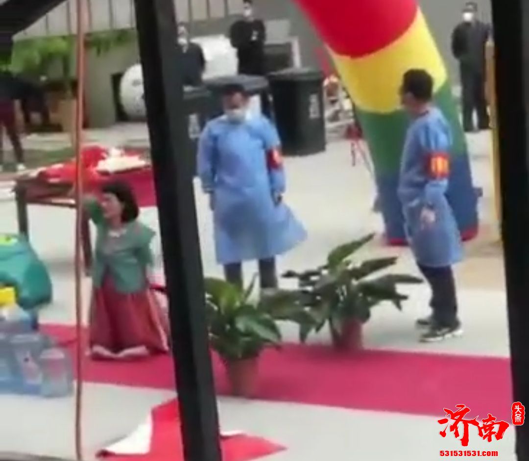 科学抗议!济南张马屯某小区请神婆做法抗疫, 愚昧至极!