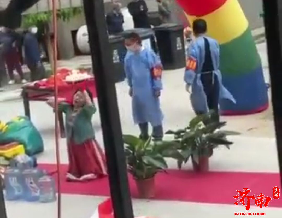 科学抗议!济南张马屯某小区请神婆做法抗疫, 愚昧至极!