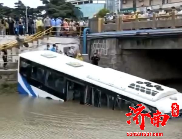 上海一辆公交车滑入河道,系司机突发心梗