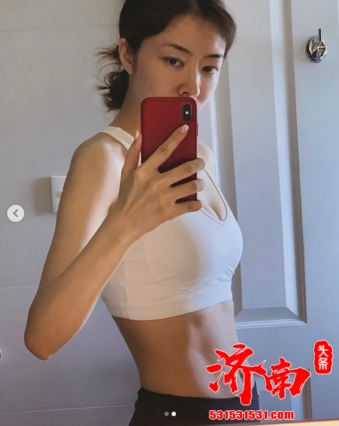 熊黛林提前庆40岁生日，嫩白少女肌羡煞旁人，天鹅颈也是绝美啦