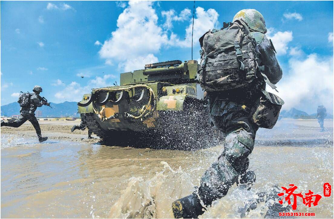 第73集团军某旅四连官兵驾驶步战车奋勇向前，一发发炮弹准确击中目标