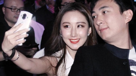 王思聪在夜店获八女围绕 他却只和长腿美女热聊