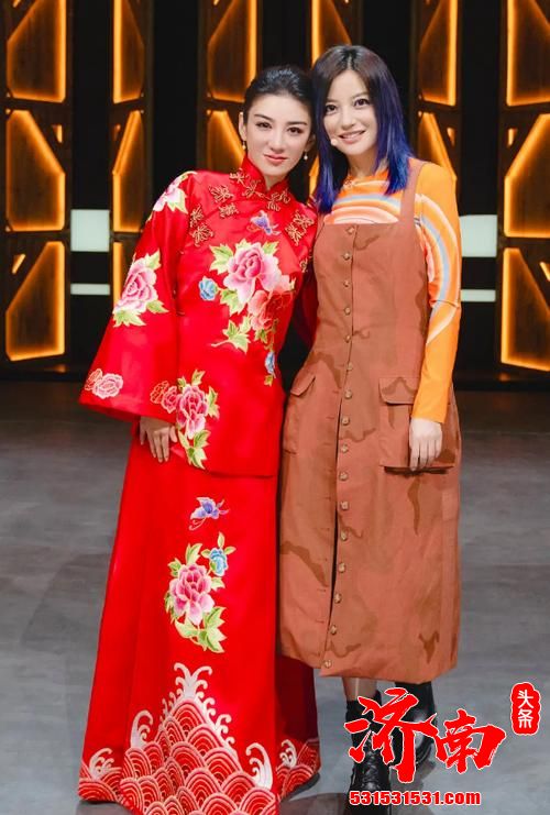 “两袋小燕子”合影上线 黄奕与赵薇罕见同框引回忆杀