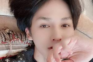 萧亚轩晒出一张自己的和妈妈的证件照庆祝名誉权胜诉