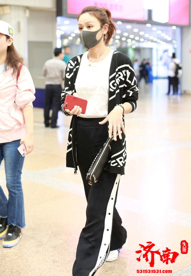 36岁性感美女叶一茜T恤配黑色阔腿裤走机场 秒变18岁